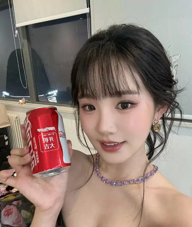 贾翼瑄获爱奇艺微剧盛典年度进取演员，签约S级长视频网剧 _ 现场图
