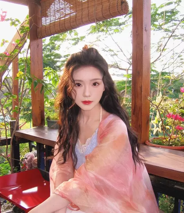 陈杨婷丹凭《母凭子贵后被皇家宠上天》登顶红果女演员人气榜 _ 相关图片