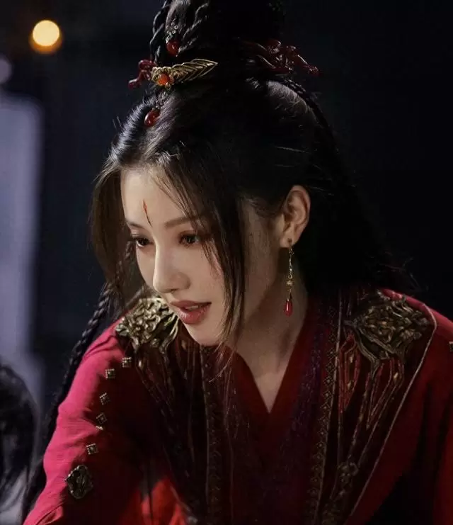 王鹤润为《谁的青春不迷茫》剃光头出演陆田甜 _ 现场图